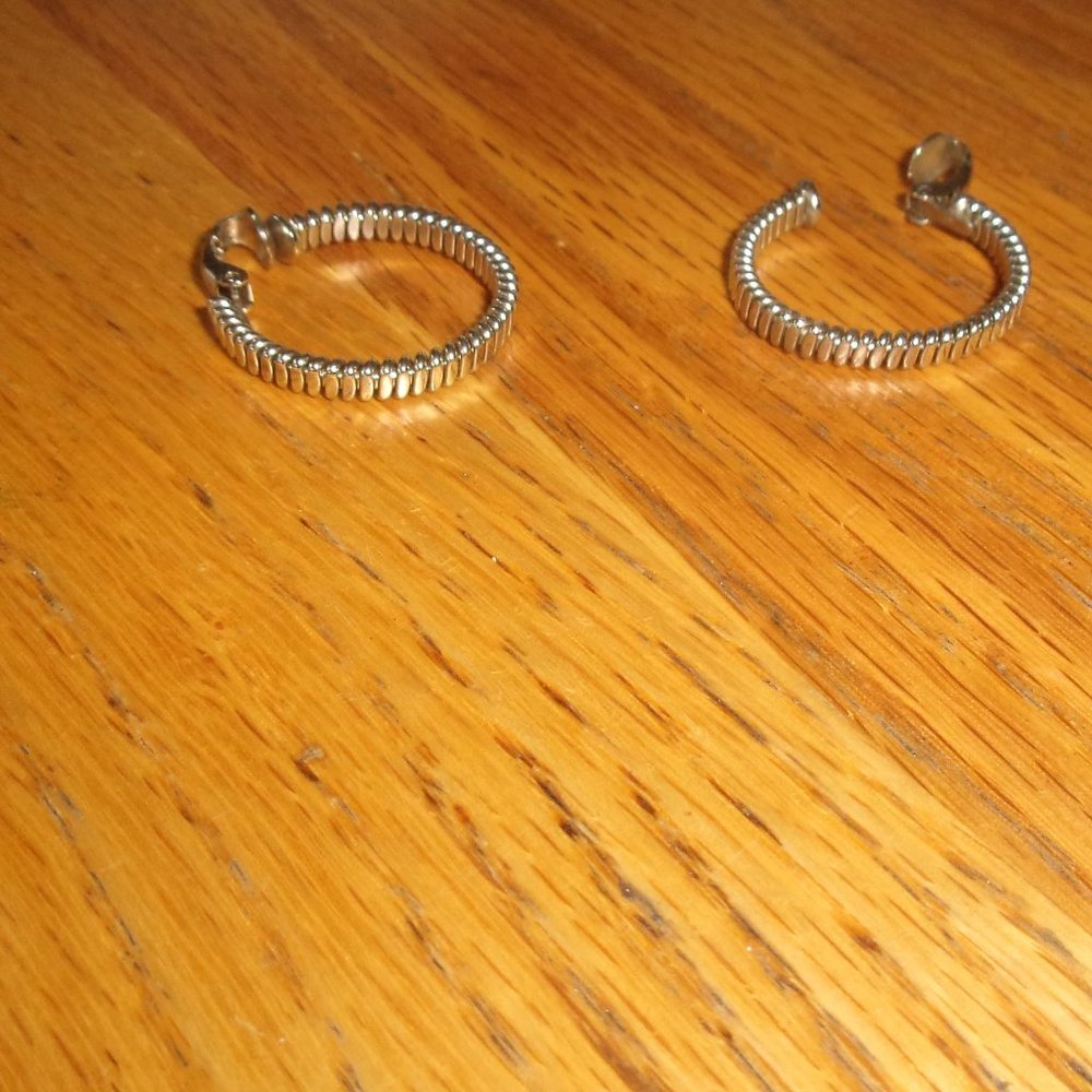 HJG clip earrings silver tone ribbed hoops